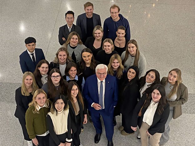 Gruppenfoto der h_da-Studierenden mit dem Bundespräsidenten in der Mitte