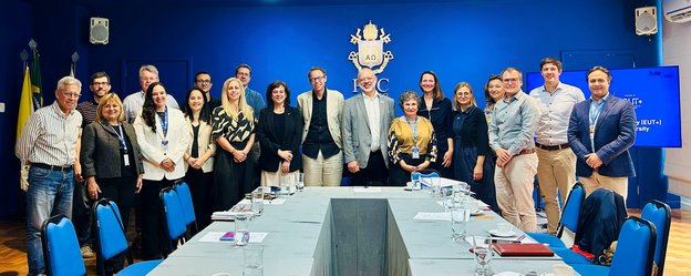 Gruppenfoto in einem Konferenzraum