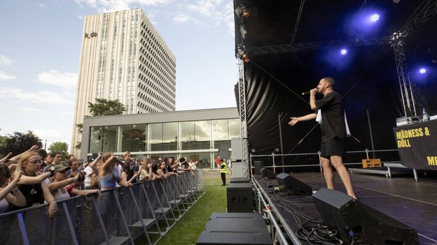 Seitlicher Blick auf die Bühne mit Rapper Mädness & Döll und Zuschauer beim Campusfestival 2022