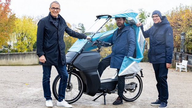 Prof. Tom Philipps (links) und Robert Toroczkay (auf DaVe) aus dem Studiengang Industriedesign der h_da und Stefan Gloger von Ca Go Bike