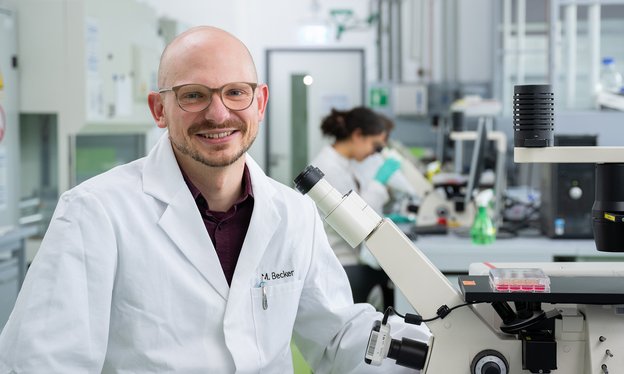 Portrait Prof. Becker im Chemielabor