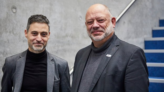 Prof. Meron Mendel und h_da-Präsident Prof. Arndt Steinmetz